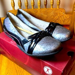 New in Box!! Hush Puppies Esteem Size 8